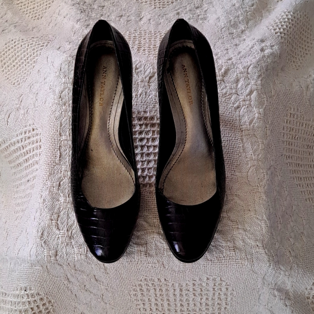 Ann Taylor Brown Croc Embossed Leather Pump